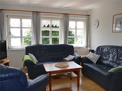 Eine Ledersitzecke mit Fernseher und Tisch