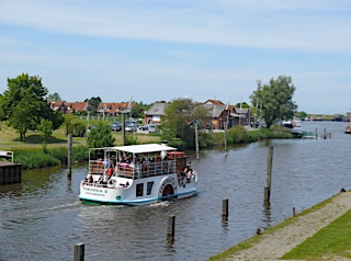 Ein Raddampfer der von Carolinensiel nach Harlesiel durch einen Kanal fährt
