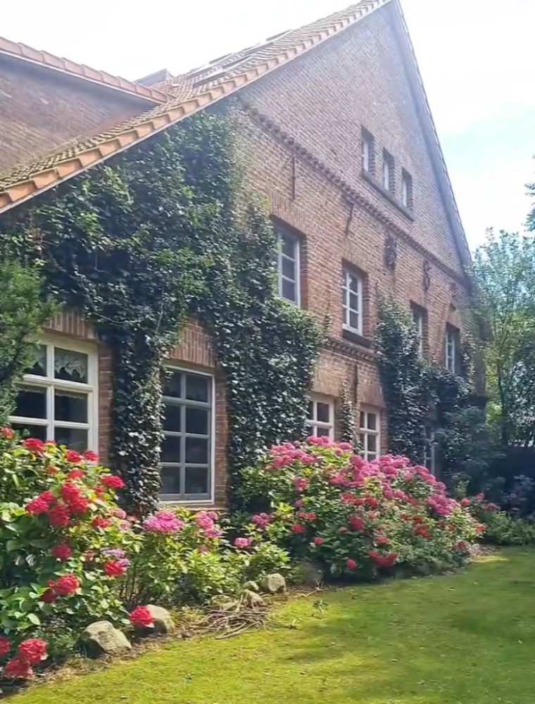 Das Wohnhaus vom Wildhof Sassen in Wittmund von der Seite