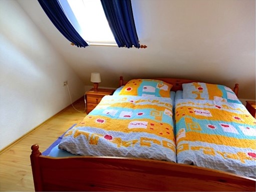 Ein Doppelbett im Elternschlafzimmer