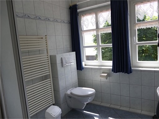 Ein Badezimmer mit WC