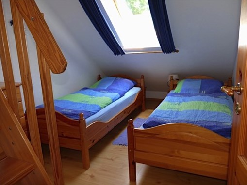 Zwei Betten im Kinderzimmer
