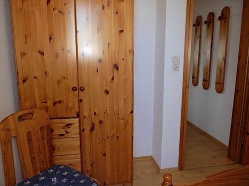 Schrank und Stuhl im Elternschlafzimmer
