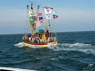 Ein Kutter fährt mit Gästen in der Nordsee