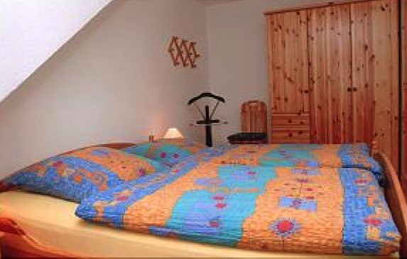 Ein Doppelbett mit Schrank