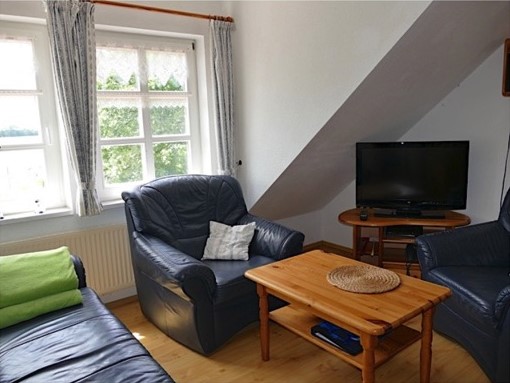 Eine Ledersitzecke mit Fernseher und Tisch