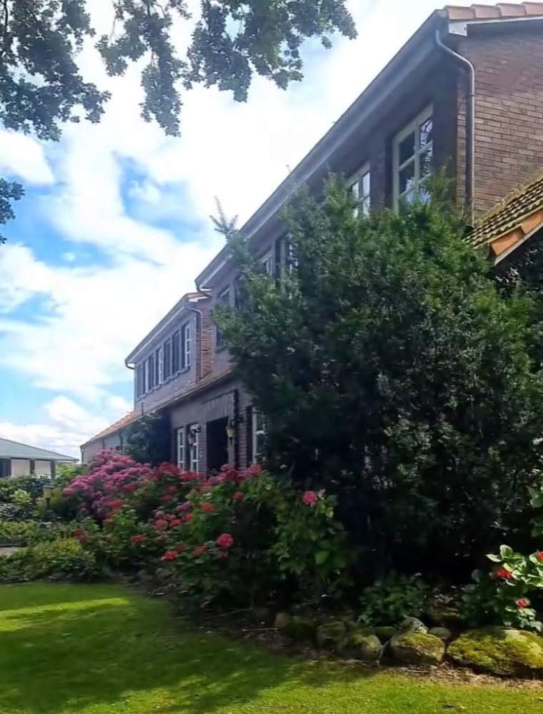 Das Wohnhaus vom Wildhof Sassen in Wittmund von der Vorderseite