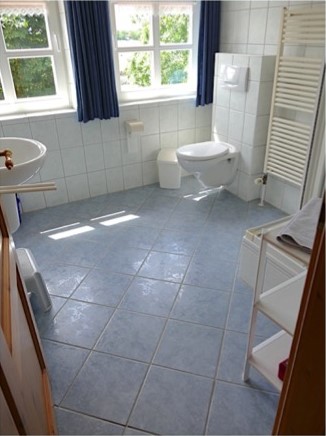 Ein Badezimmer mit WC und Waschbecken
