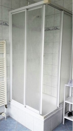 Eine Dusche in einem Badezimmer