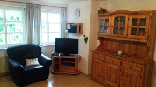 Eine Ledersitzecke mit Fernseher und Schrank
