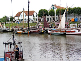 Der Museumshafen in Carolinensiel am Meer mit Segelschiffen