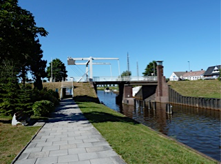 Rad- und Wanderweg an einem Kanal mit Brücke